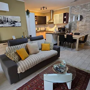 Varese Prime - Large Independent Apartment, Air Conditioning, 2 Bathrooms, 2 Free Covered Parking Spaces, No Restricted Traffic Zone, Train Station 100M, Theatre 150M, Historic City Centre Appartement